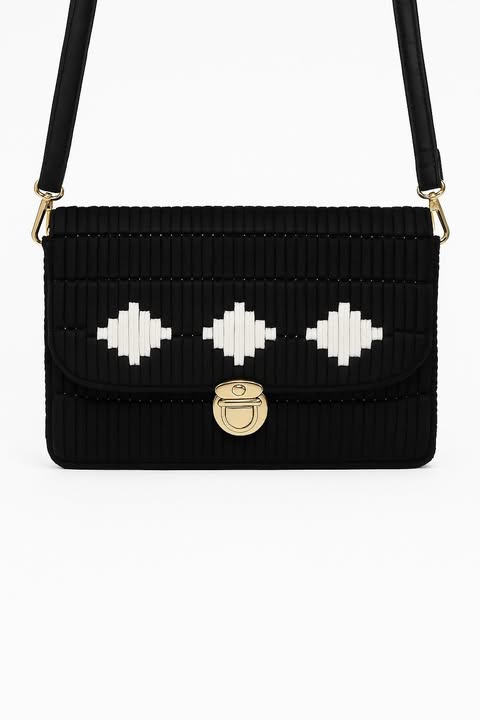 Bolso Artesanal Negro con Blanco Geométrico – Hecho a Mano