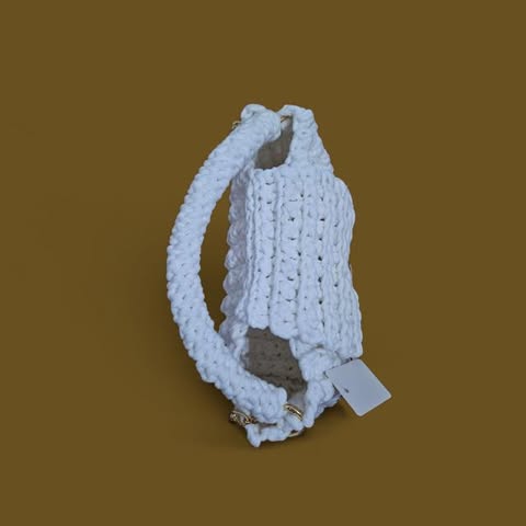 Bolso artesanal tejido a mano- blanco con cadena dorada