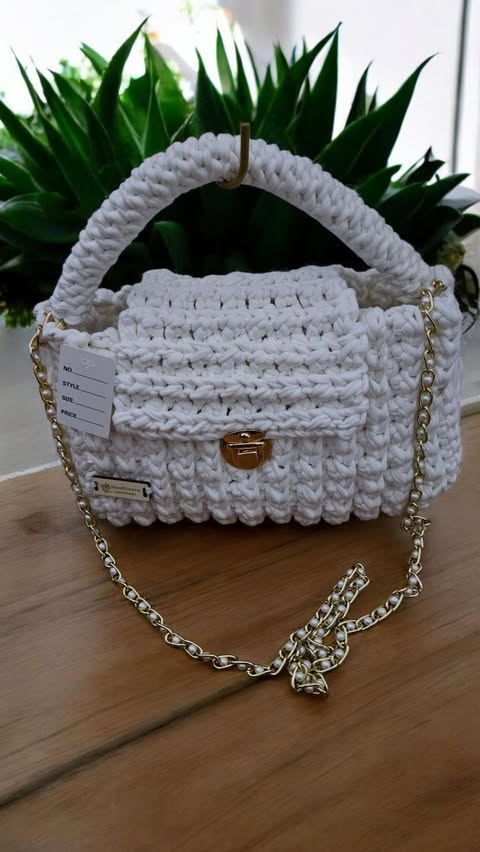 Bolso artesanal tejido a mano- blanco con cadena dorada