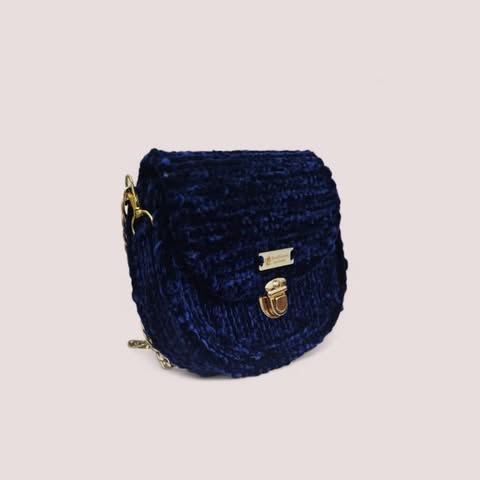 Bolso artesanal tejido a mano-azul marino con cadena dorada