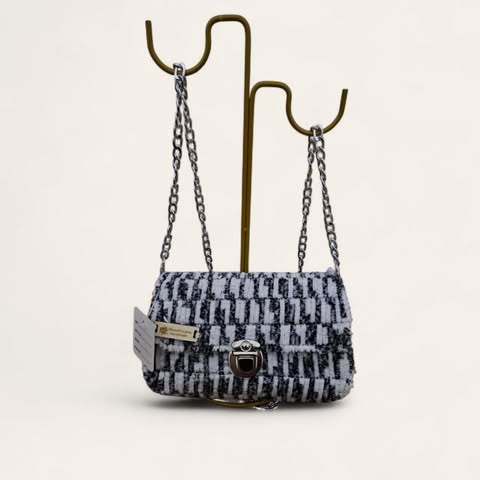 Elegancia artesanal en blanco y negro-bolso perfeto para un look moderno y sofisticado