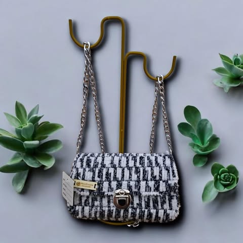 Elegancia artesanal en blanco y negro-bolso perfeto para un look moderno y sofisticado