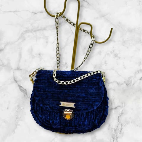 Bolso artesanal tejido a mano-azul marino con cadena dorada