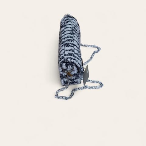 Elegancia artesanal en blanco y negro-bolso perfeto para un look moderno y sofisticado