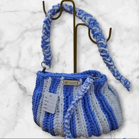 Frescura artesanal en tonos azul cielo-una pieza hecha a mano para brillar bajo el sol