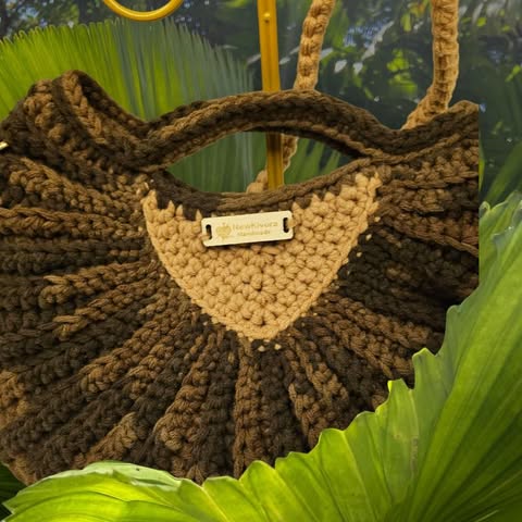 Bolso artesanal tejido a mano -tonos tierra con detalles dorados