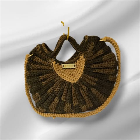 Bolso artesanal tejido a mano -tonos tierra con detalles dorados