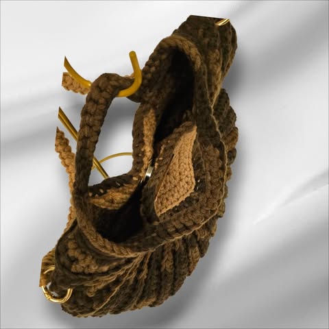 Bolso artesanal tejido a mano -tonos tierra con detalles dorados