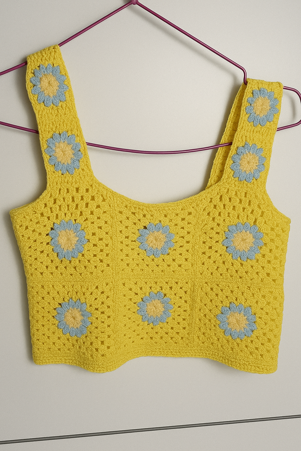 Top de crochet con margaritas – Hecho a mano  (SE HACEN POR EN CARGO ,TIEMPO PARA TEJER 3-5 DIAS)
