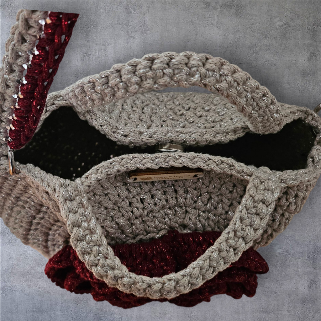 Bolso artesanal beige con rosa roja y cadena plateada