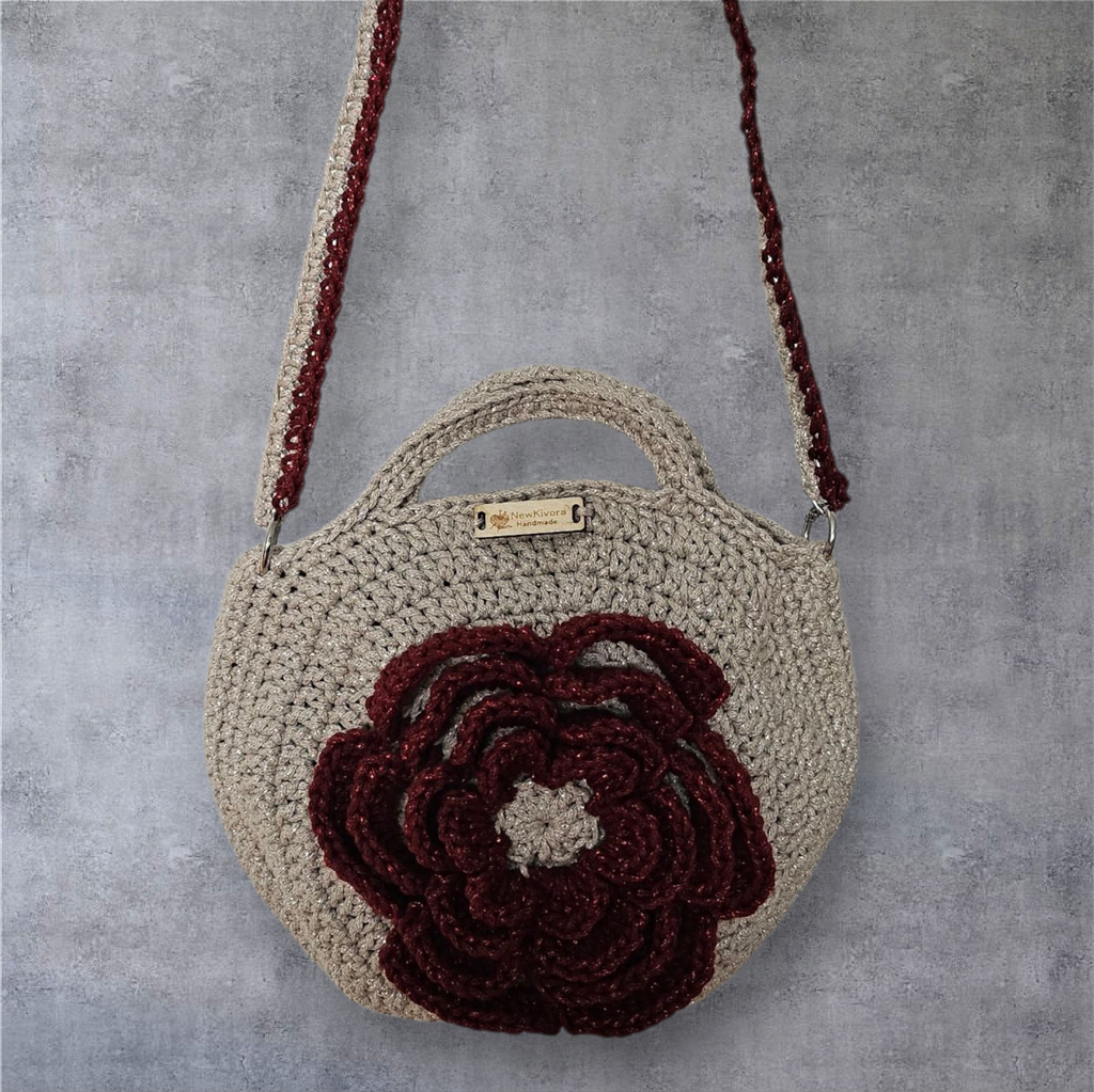 Bolso artesanal beige con rosa roja y cadena plateada