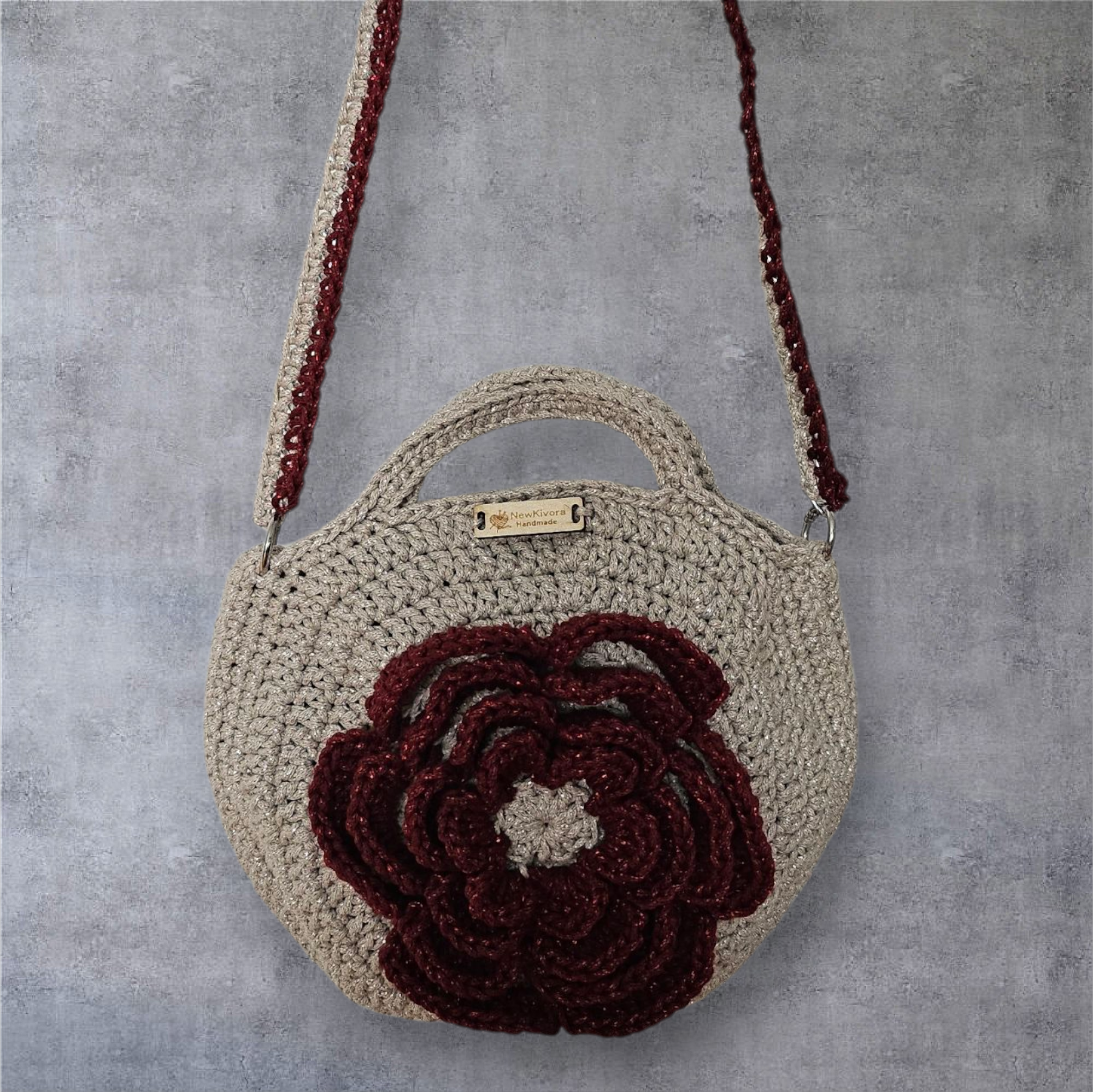 Bolso artesanal beige con rosa roja y cadena plateada