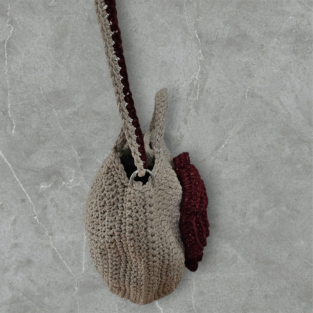 Bolso artesanal beige con rosa roja y cadena plateada
